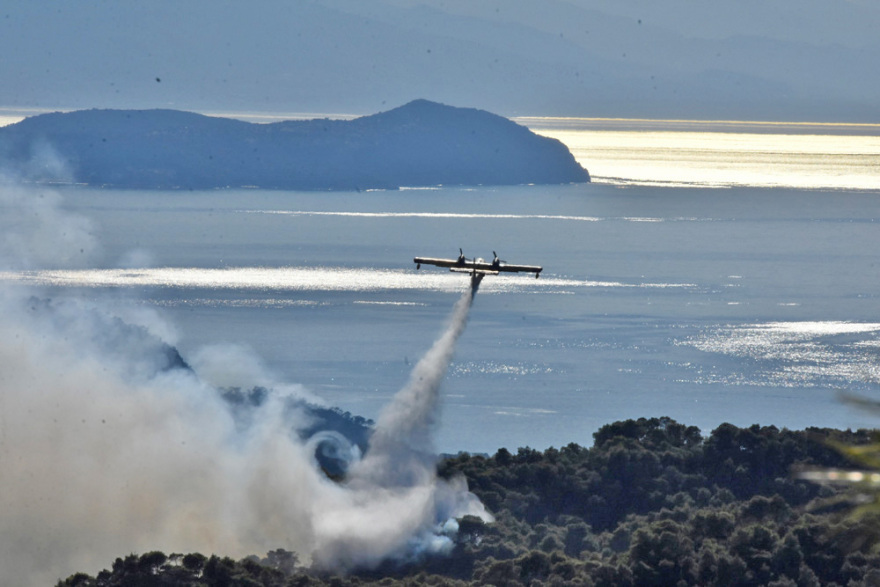 Φωτιά στον Σχίνο: Μάχη με τις αναζωπυρώσεις- Ανησυχία για τα μέτωπα σε Καλκάνι και Παπαγιαννέικα 