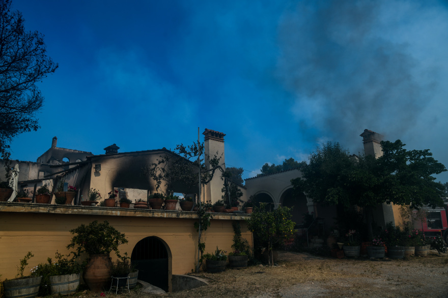 Φωτιά στον Σχίνο: Ολονύχτια επιφυλακή για αναζωπυρώσεις -Κάηκαν 55.000 στρέμματα δάσους και πολλά σπίτια 