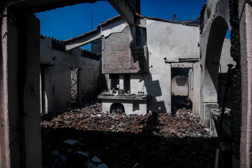 Φωτιά στον Σχίνο: Ολονύχτια επιφυλακή για αναζωπυρώσεις -Κάηκαν 55.000 στρέμματα δάσους και πολλά σπίτια 