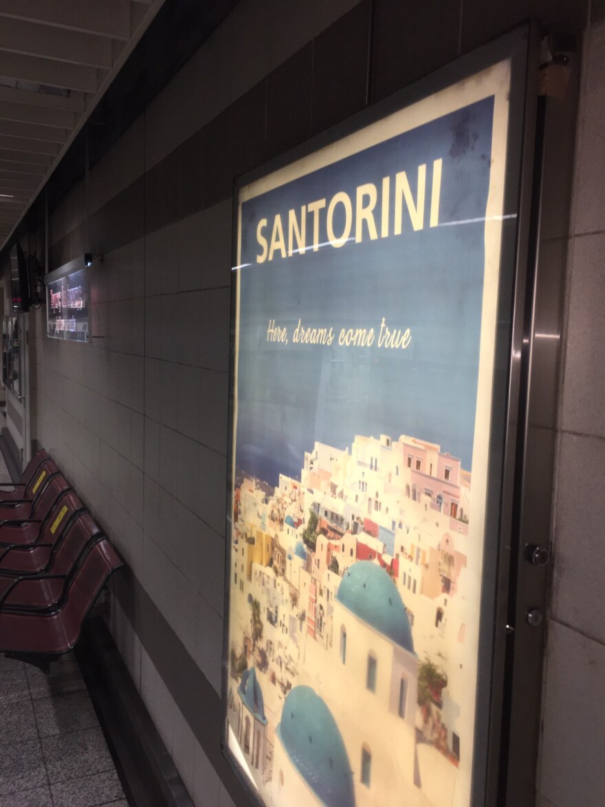 «Ταξιδεύοντας» με το μετρό  στη Σαντορίνη
