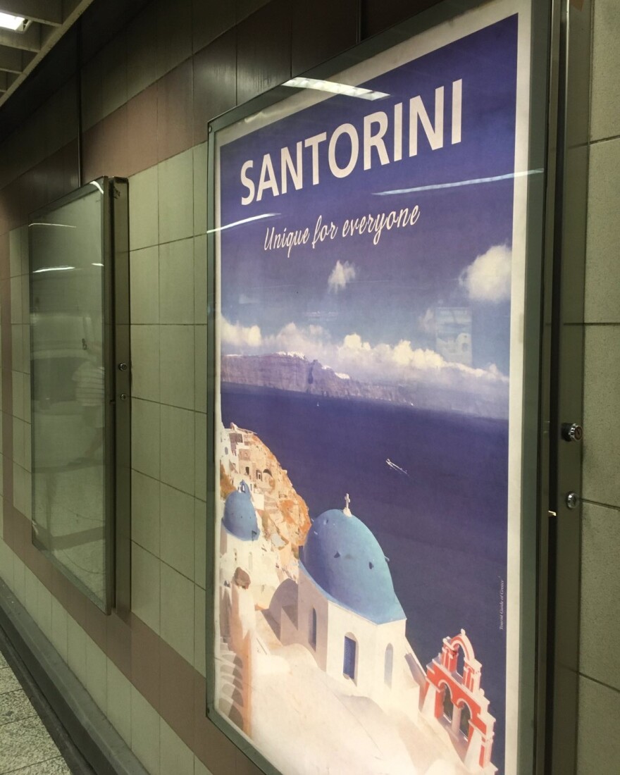«Ταξιδεύοντας» με το μετρό  στη Σαντορίνη