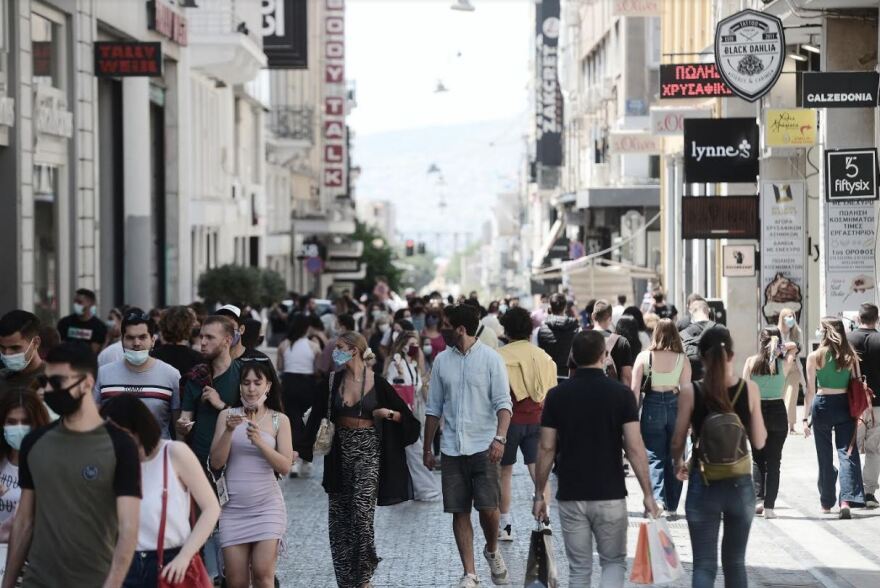 Φωτογραφίες: «Ξεχύθηκαν» στις παραλίες και στην Ερμού οι Αθηναίοι