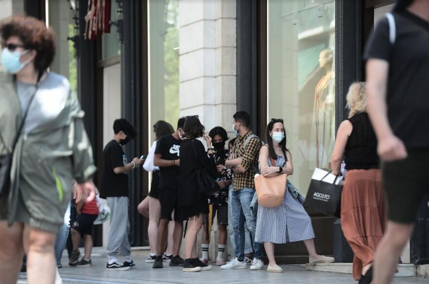 Φωτογραφίες: «Ξεχύθηκαν» στις παραλίες και στην Ερμού οι Αθηναίοι