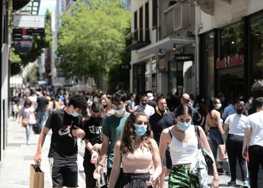 Φωτογραφίες: «Ξεχύθηκαν» στις παραλίες και στην Ερμού οι Αθηναίοι