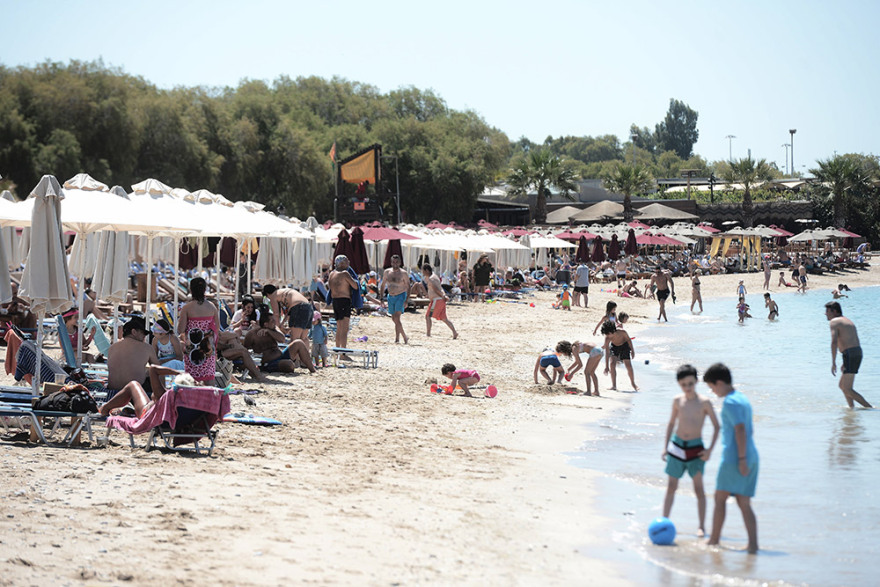 Φωτογραφίες: «Ξεχύθηκαν» στις παραλίες και στην Ερμού οι Αθηναίοι