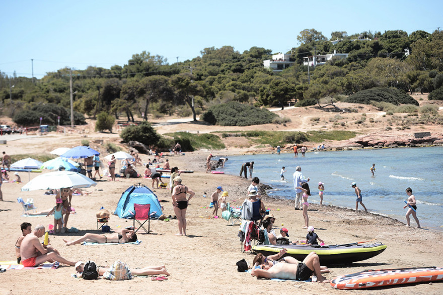 Φωτογραφίες: «Ξεχύθηκαν» στις παραλίες και στην Ερμού οι Αθηναίοι