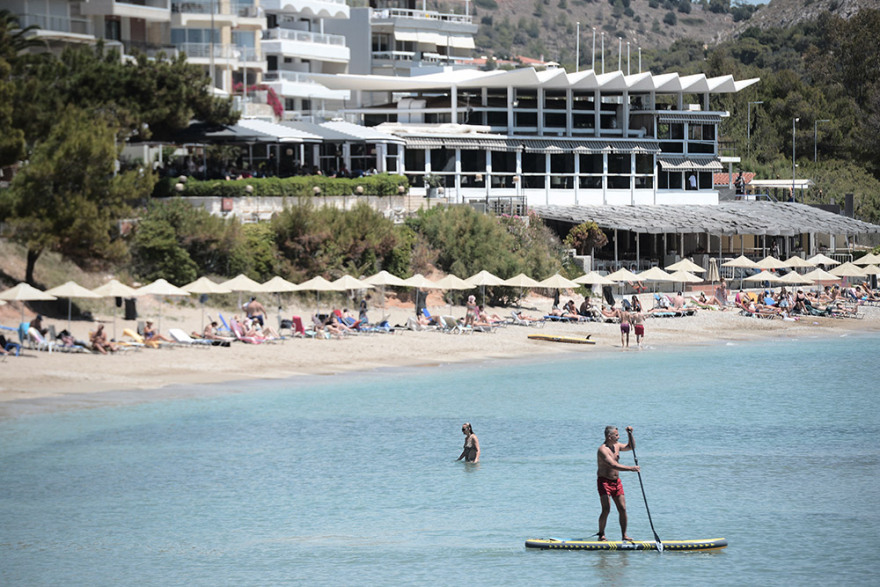 Φωτογραφίες: «Ξεχύθηκαν» στις παραλίες και στην Ερμού οι Αθηναίοι
