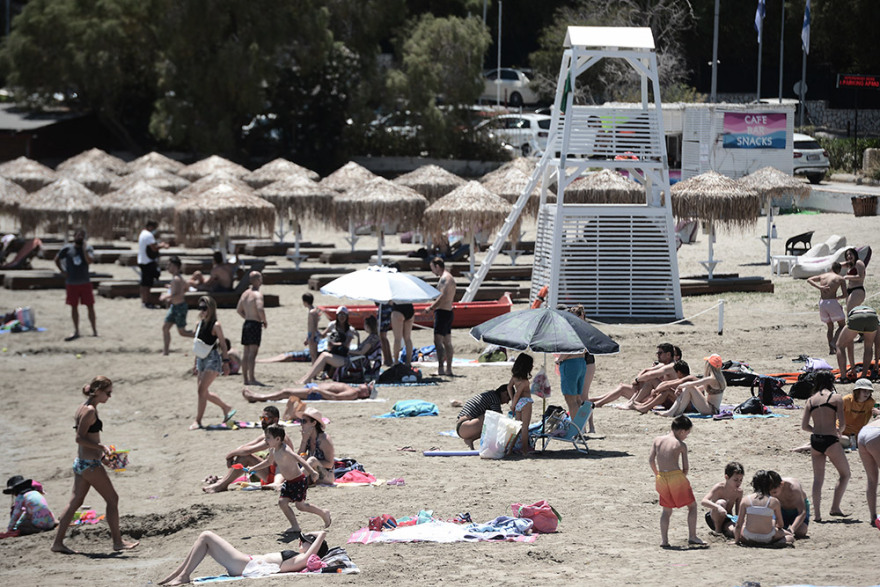 Φωτογραφίες: «Ξεχύθηκαν» στις παραλίες και στην Ερμού οι Αθηναίοι