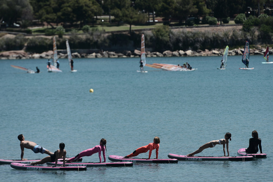 Φωτογραφίες: «Ξεχύθηκαν» στις παραλίες και στην Ερμού οι Αθηναίοι