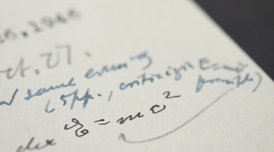 Επιστολή του Αϊνστάιν με τη διάσημη εξίσωση E=mc2 πουλήθηκε σε δημοπρασία για 1,2 εκατ. δολάρια
