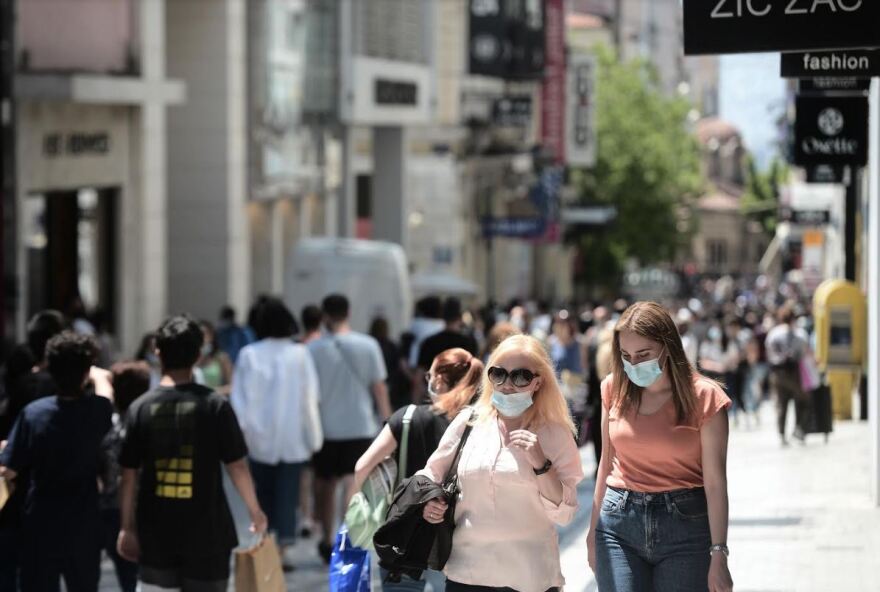 Φωτογραφίες: «Ξεχύθηκαν» στις παραλίες και στην Ερμού οι Αθηναίοι