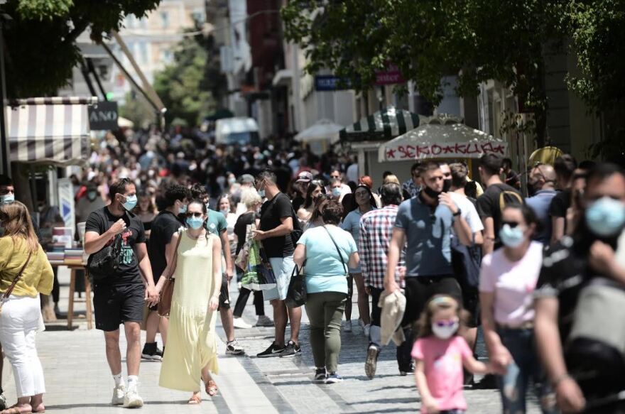 Φωτογραφίες: «Ξεχύθηκαν» στις παραλίες και στην Ερμού οι Αθηναίοι