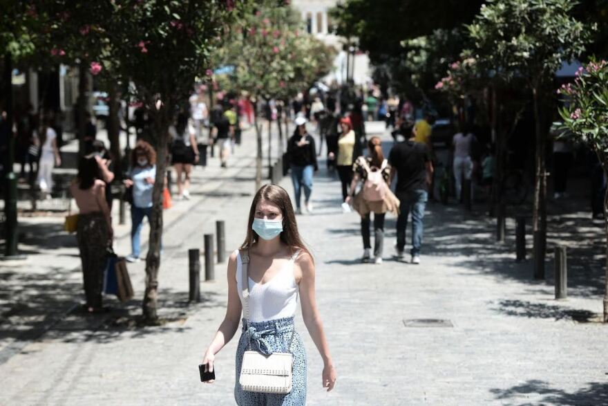 Φωτογραφίες: «Ξεχύθηκαν» στις παραλίες και στην Ερμού οι Αθηναίοι