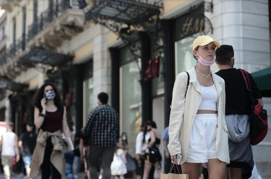 Φωτογραφίες: «Ξεχύθηκαν» στις παραλίες και στην Ερμού οι Αθηναίοι