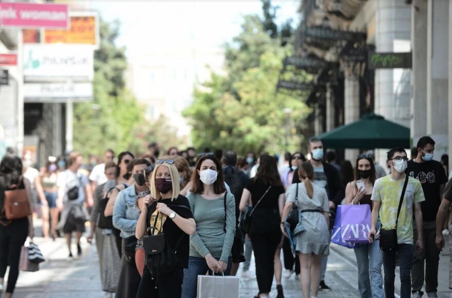 Φωτογραφίες: «Ξεχύθηκαν» στις παραλίες και στην Ερμού οι Αθηναίοι