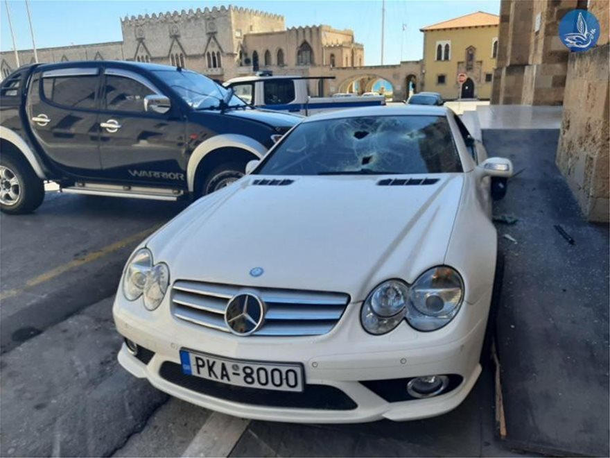 Ρόδος: Μετά τον βανδαλισμό, ο υπαστυνόμος πήγε στο γραφείο του διευθυντή με τη βαριοπούλα και το όπλο του!