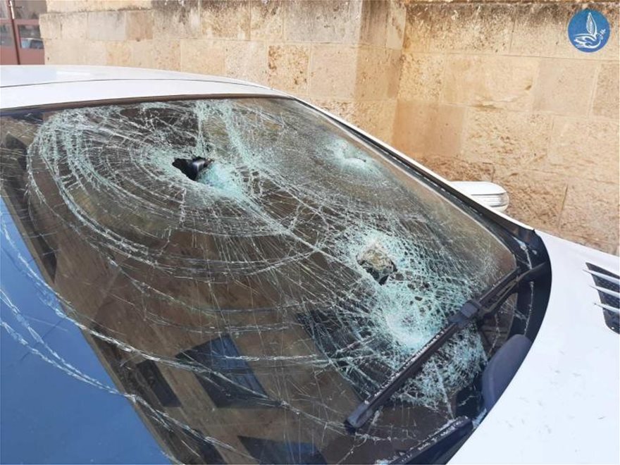 Ρόδος: Μετά τον βανδαλισμό, ο υπαστυνόμος πήγε στο γραφείο του διευθυντή με τη βαριοπούλα και το όπλο του!