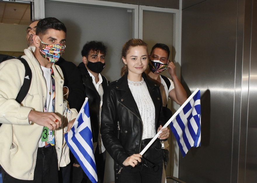 Στεφανία Λυμπερακάκη - Έλενα Τσαγκρινού: Επέστρεψαν στην Ελλάδα μετά τη Eurovision - Δείτε βίντεο και φωτογραφίες