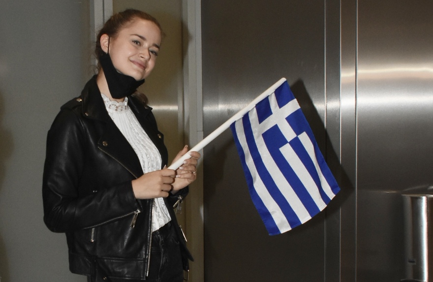 Στεφανία Λυμπερακάκη - Έλενα Τσαγκρινού: Επέστρεψαν στην Ελλάδα μετά τη Eurovision - Δείτε βίντεο και φωτογραφίες