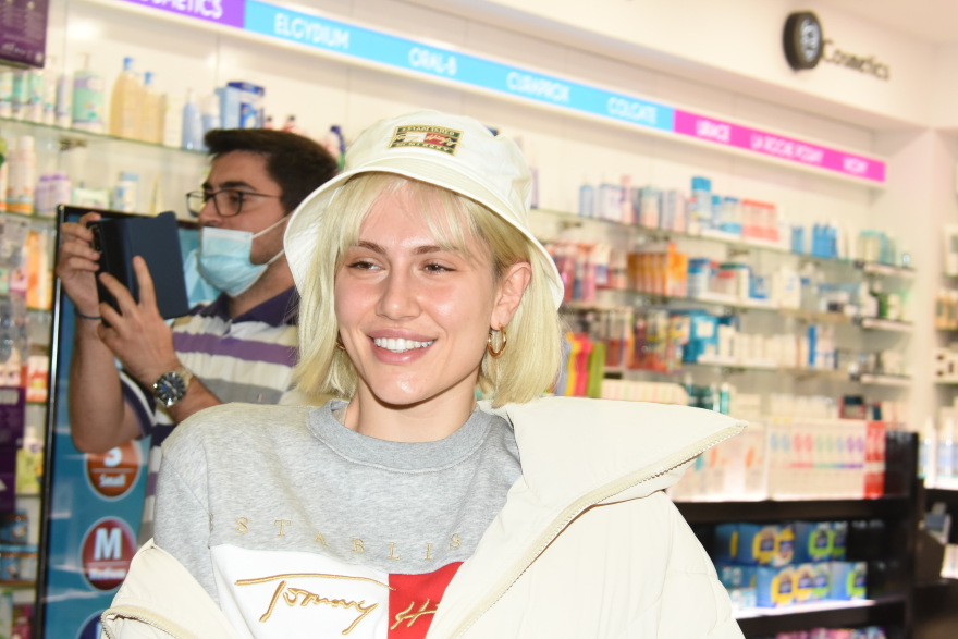 Στεφανία Λυμπερακάκη - Έλενα Τσαγκρινού: Επέστρεψαν στην Ελλάδα μετά τη Eurovision - Δείτε βίντεο και φωτογραφίες