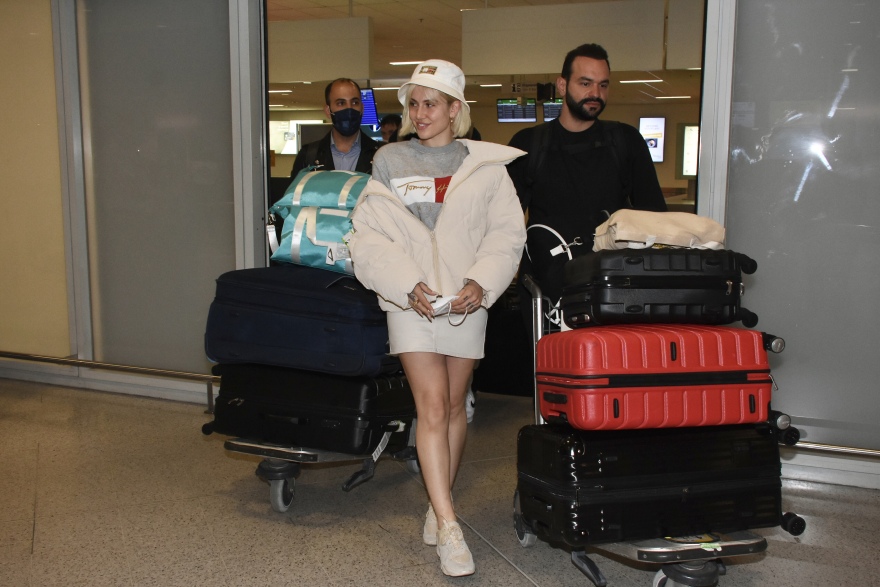 Στεφανία Λυμπερακάκη - Έλενα Τσαγκρινού: Επέστρεψαν στην Ελλάδα μετά τη Eurovision - Δείτε βίντεο και φωτογραφίες