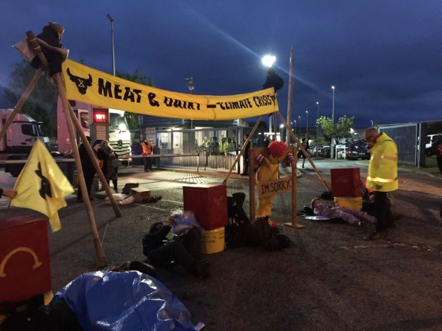 Βρετανία: Vegan ακτιβιστές μπλόκαραν σημεία τροφοδοσίας της McDonald's - Συλλήψεις από την αστυνομία