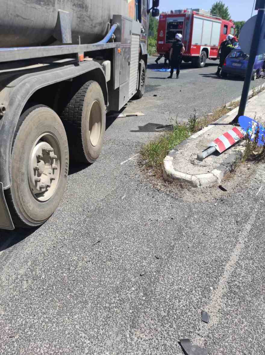 Τρίκαλα: Συγκρούστηκε φορτηγό με αυτοκίνητο – Νεκρός ο οδηγός του ΙΧ