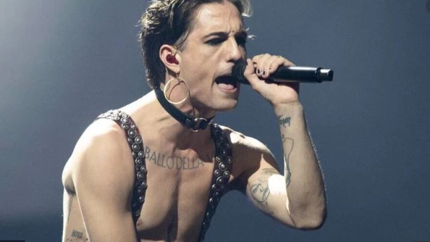 Η Κωνσταντίνα Σπυροπούλου σε ρόλο τηλεοπτικής Λερναίας Υδρας και ο Ιταλός David που «ροκάρει» αθώος