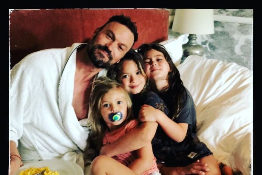 Μέγκαν Φοξ: Το αποκαλυπτικό φόρεμα, τα φιλιά και τα... χουφτώματα με τον αγαπημένο της μπροστά στις κάμερες