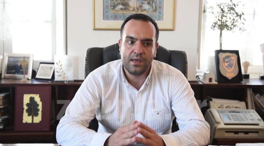 Μύκονος: Δικηγόρος κατηγόρησε τον δήμαρχο ότι «τα παίρνει» από τη Louis Vuitton