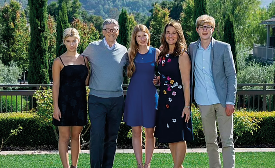  O Τζέιμς Γουάλας, βιογράφος του Μπιλ Γκέιτς αποκαλύπτει: «Ξέδινε από την πίεση  με στριπτιζέζ»