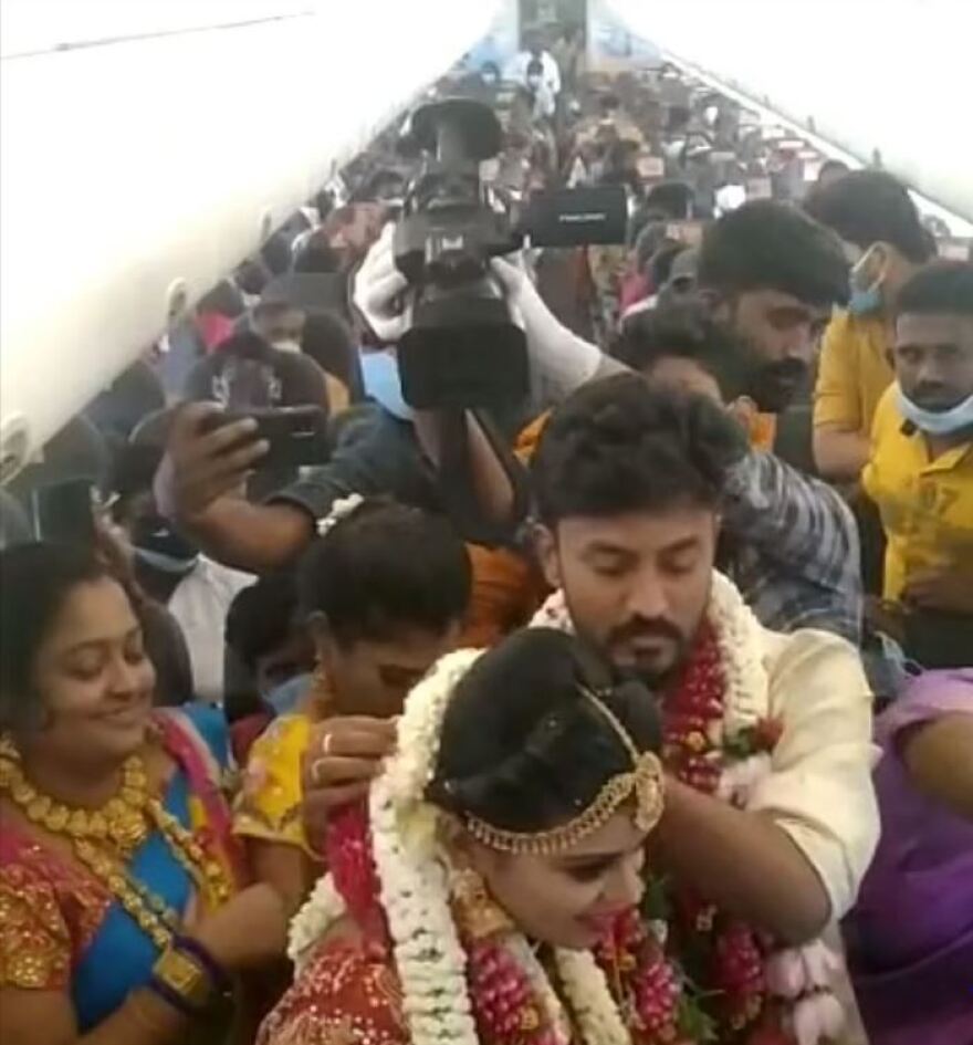 Ινδοί παντρεύτηκαν εν πτήσει με 160 καλεσμένους για ν' αποφύγουν τις απαγορεύσεις του lockdown - Δείτε βίντεο