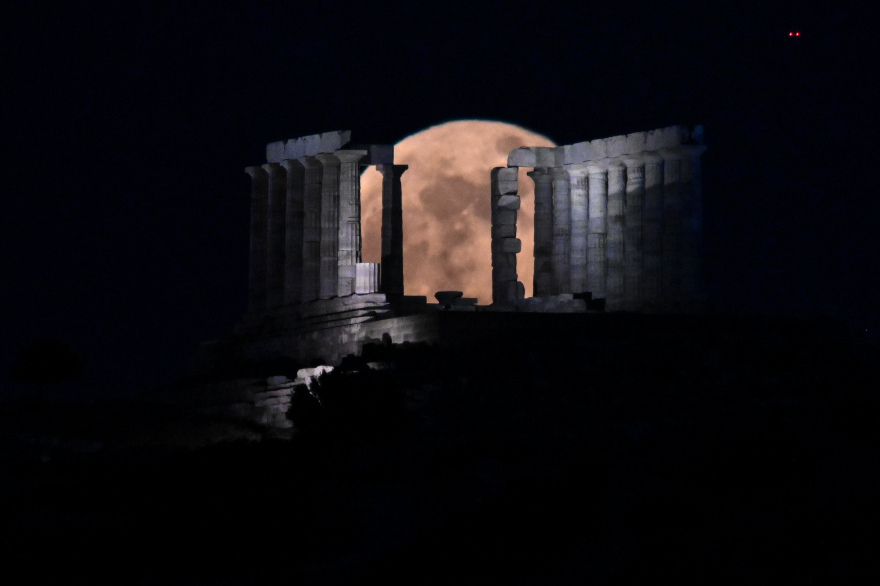 Φωτογραφίες: Η μαγευτική υπερπανσέληνος φωτίζει τον Αττικό ουρανό 