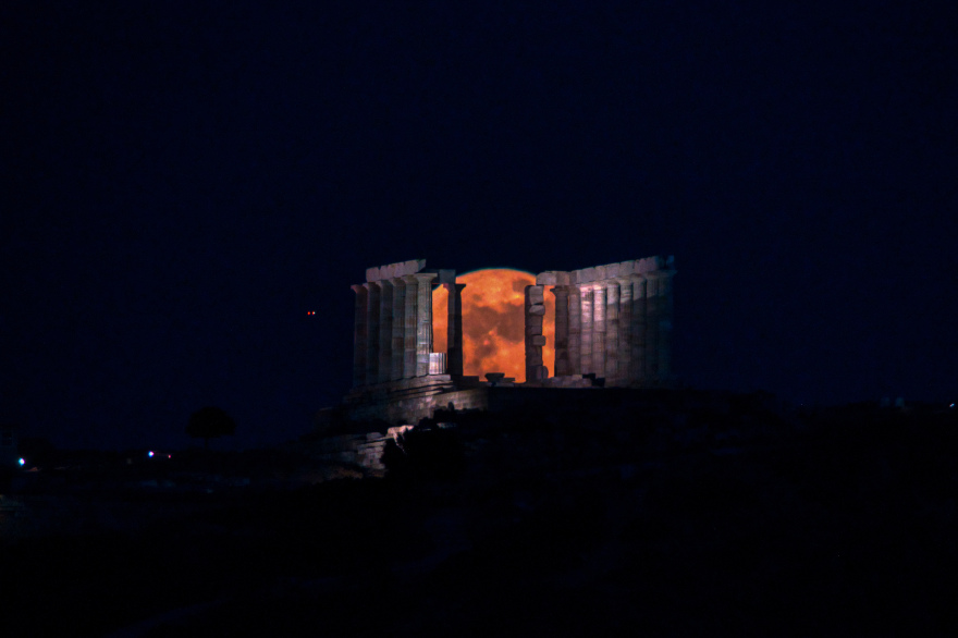 Φωτογραφίες: Η μαγευτική υπερπανσέληνος φωτίζει τον Αττικό ουρανό 