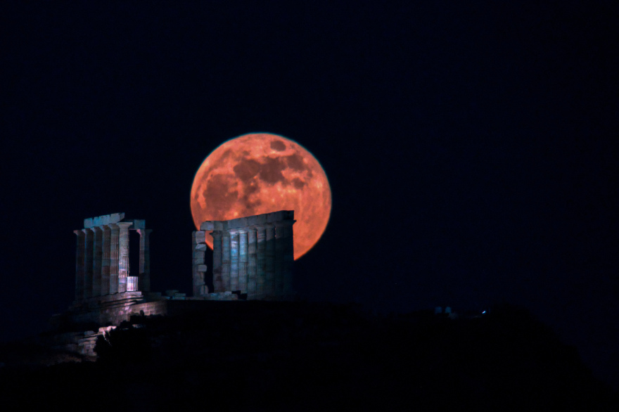 Φωτογραφίες: Η μαγευτική υπερπανσέληνος φωτίζει τον Αττικό ουρανό 
