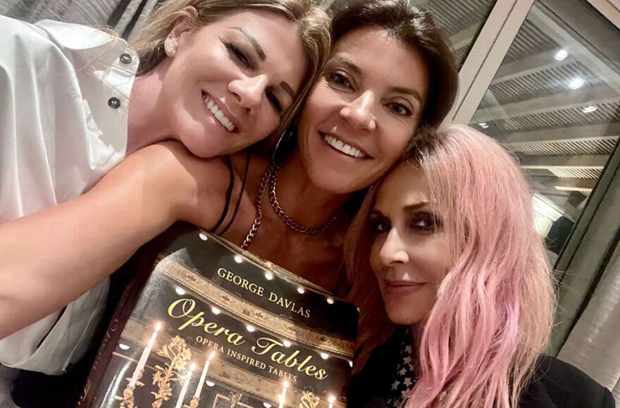 Γιώργος Ντάβλας: Το πολυτελές coffee table book «Οpera Tables» με αναφορές σε 90 όπερες - Δείτε φωτογραφίες