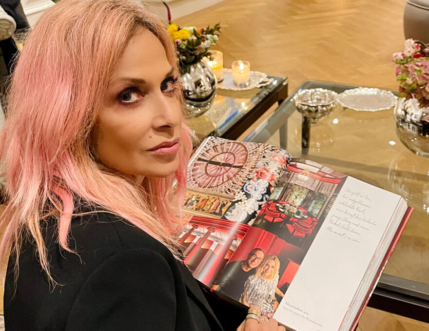 Γιώργος Ντάβλας: Το πολυτελές coffee table book «Οpera Tables» με αναφορές σε 90 όπερες - Δείτε φωτογραφίες