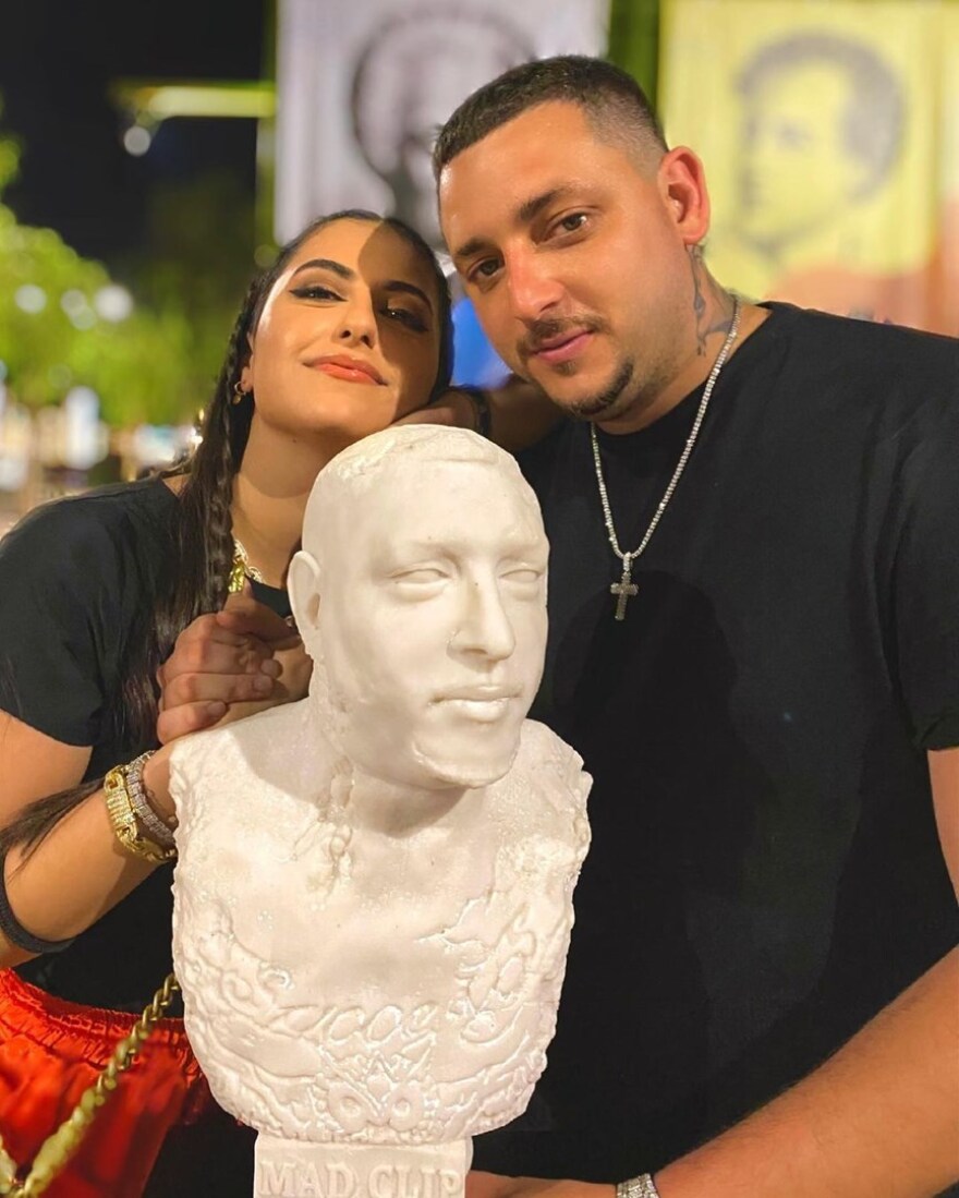 Mad Clip: Είχε τα γενέθλια και οι φίλοι του τον έκαναν άγαλμα - Φωτογραφίες