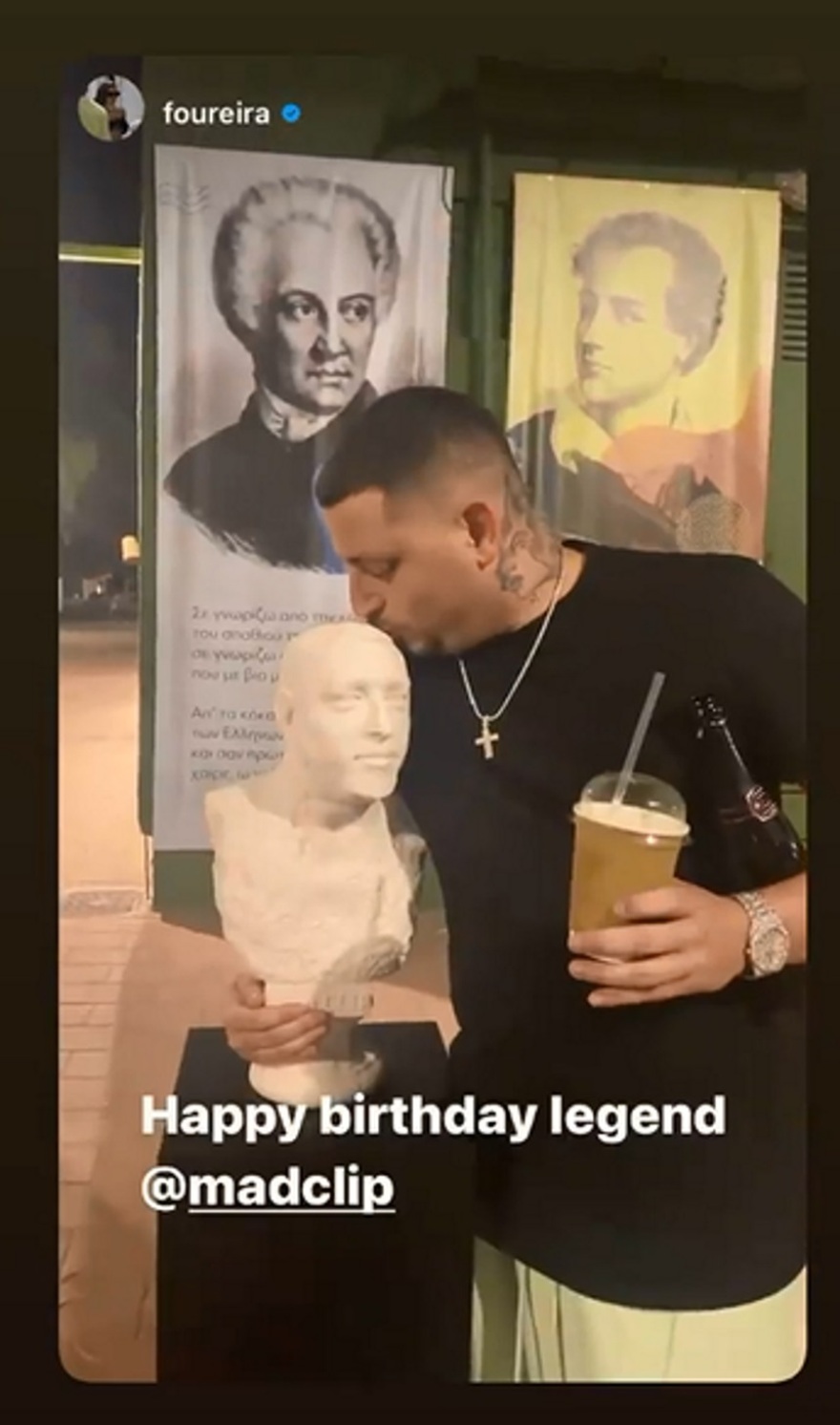 Mad Clip: Είχε τα γενέθλια και οι φίλοι του τον έκαναν άγαλμα - Φωτογραφίες