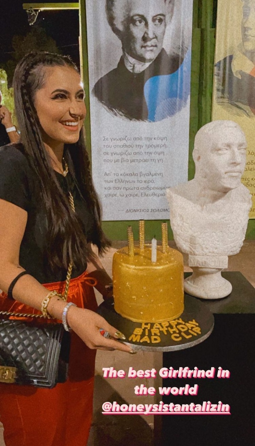 Mad Clip: Είχε τα γενέθλια και οι φίλοι του τον έκαναν άγαλμα - Φωτογραφίες