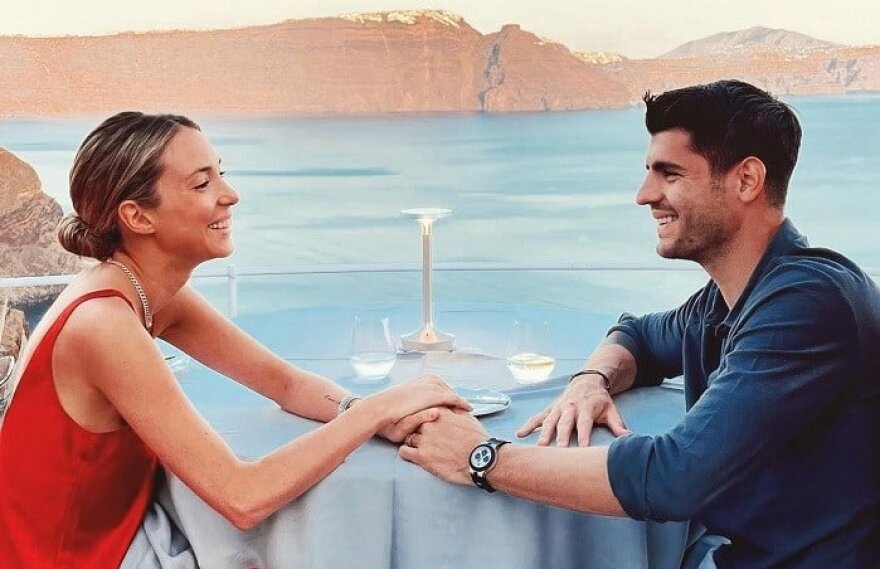 Ερωτευμένοι στη Σαντορίνη ο Μοράτα και η σύζυγός του μετά την περιπέτεια στο αεροδρόμιο