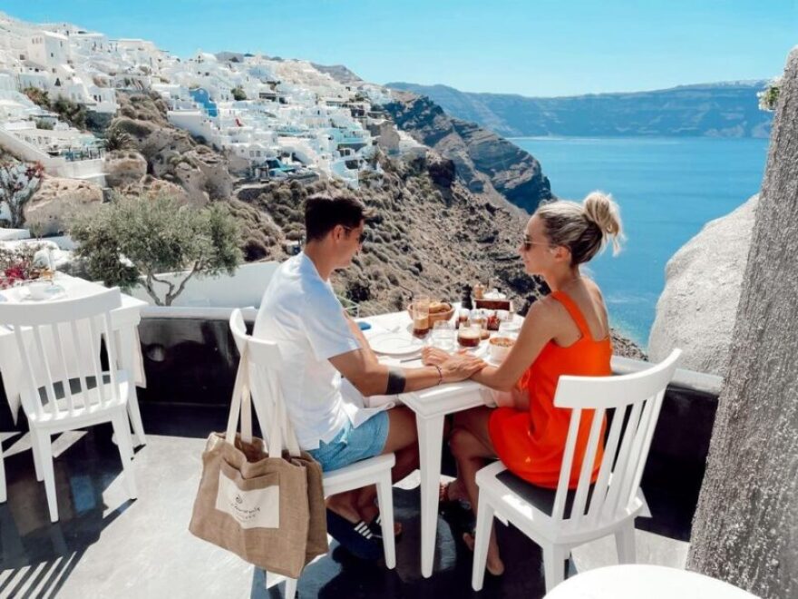 Ερωτευμένοι στη Σαντορίνη ο Μοράτα και η σύζυγός του μετά την περιπέτεια στο αεροδρόμιο
