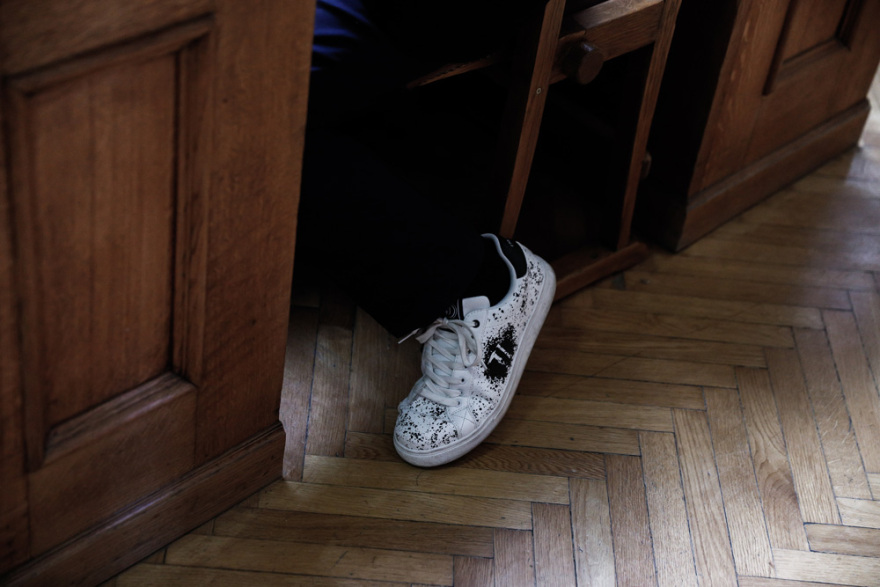 Με... σνίκερς στη Βουλή ο βουλευτής Τσαβδαρίδης