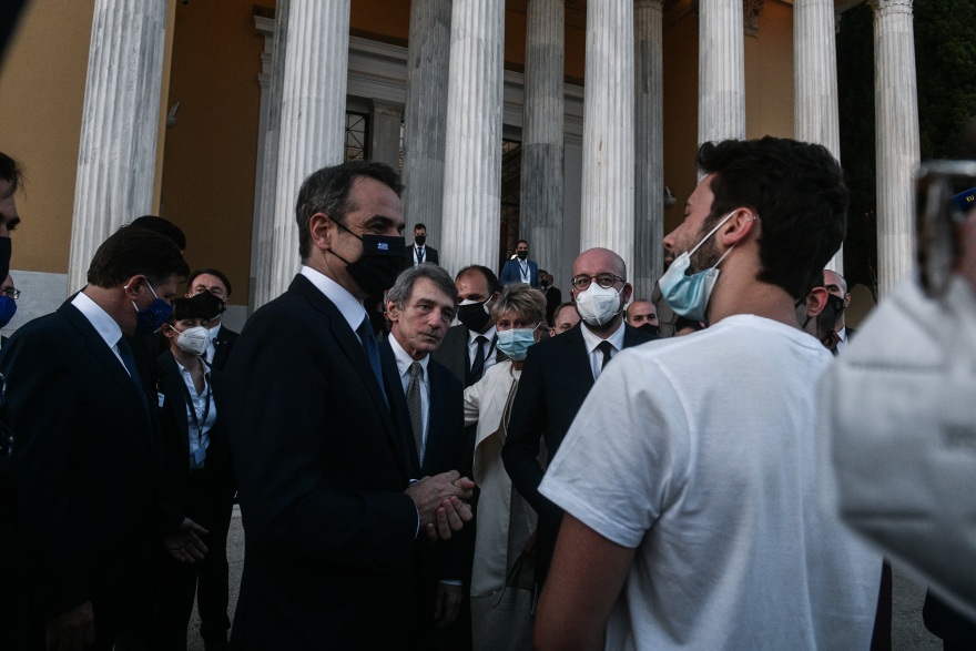 Ζάππειο Μέγαρο: Η απρόσμενη συνάντηση Σακελλαροπούλου, Μητσοτάκη, Σασόλι με Ιταλούς φοιτητές