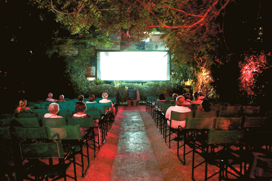 Ο Γιώργος Σπέντζος θυμάται: Οι μεγάλες ταινίες, η περιπέτεια με τον «Αλέξανδρο» του Στόουν και ο εμπρησμός του Ιντεάλ