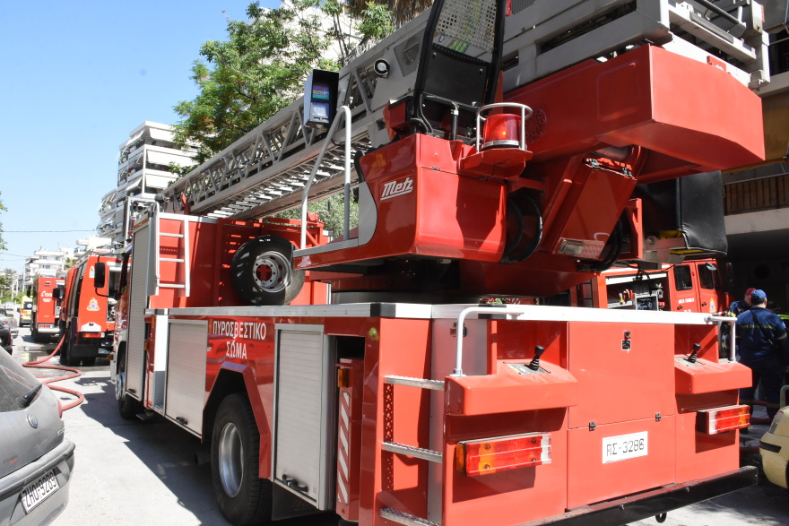 Υπό μερικό έλεγχο η φωτιά σε διαμέρισμα στην Καλλιθέα