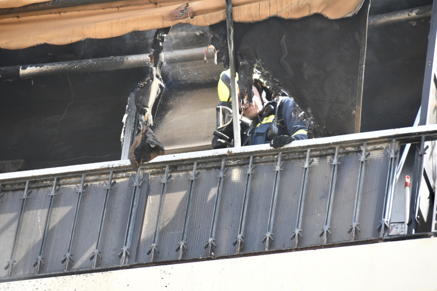 Υπό μερικό έλεγχο η φωτιά σε διαμέρισμα στην Καλλιθέα