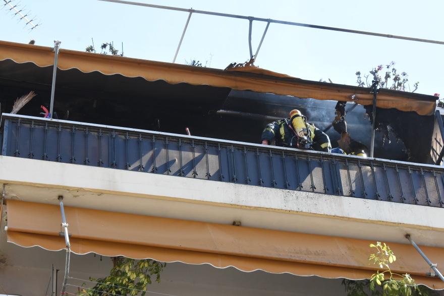 Υπό μερικό έλεγχο η φωτιά σε διαμέρισμα στην Καλλιθέα