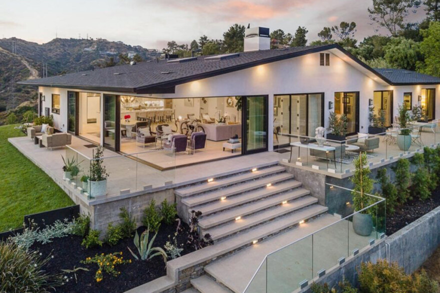 Ρίλι Ρέιντ: Η πορνοστάρ του OnlyFans που έδωσε 4,8 εκατ. για μία έπαυλη!