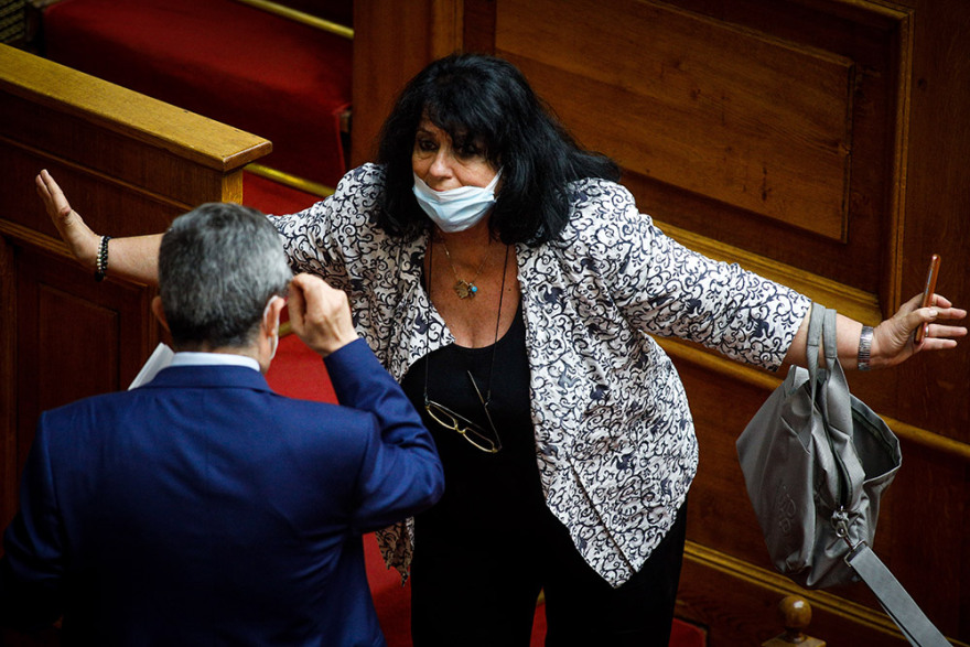 Καρέ-καρέ: Ο «καβγάς» του Λευτέρη Οικονόμου με την Άννα Βαγενά στη Βουλή